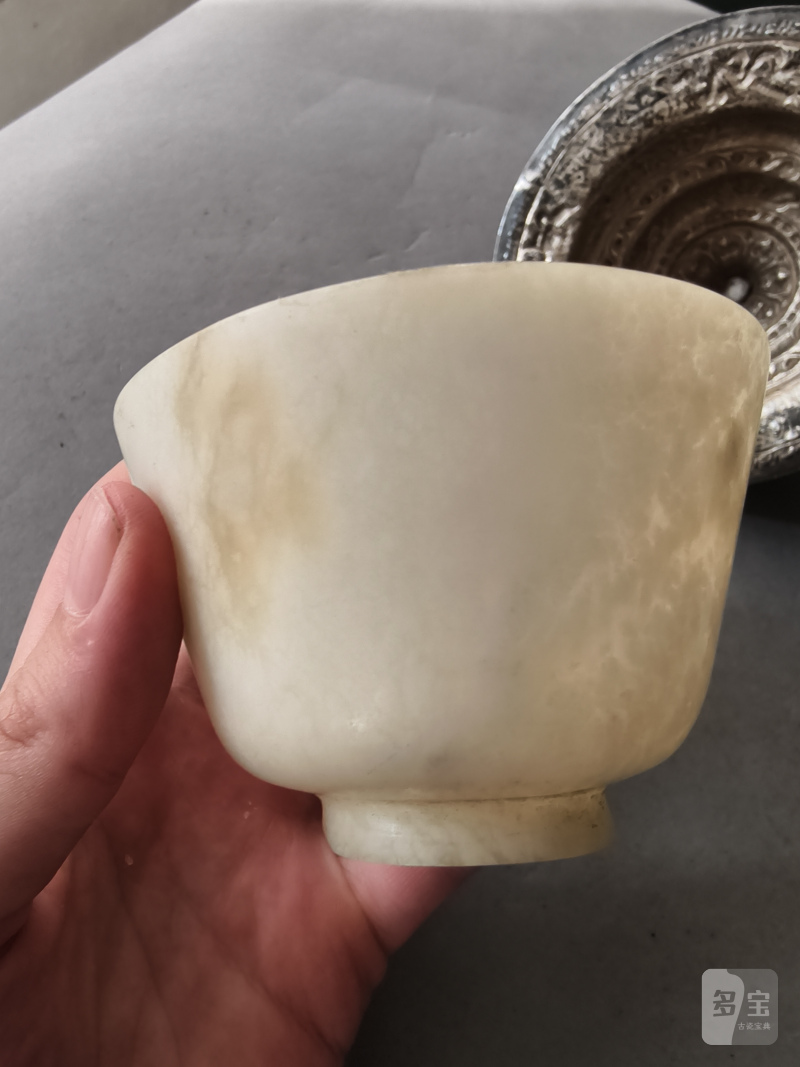 A jade bowl with stand and cover in silver with animals and floral motifs in relief - 图11